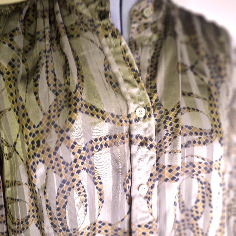 H&M Light Olive Green Casual Button Down Shirt with Intricate Pattern Size 4